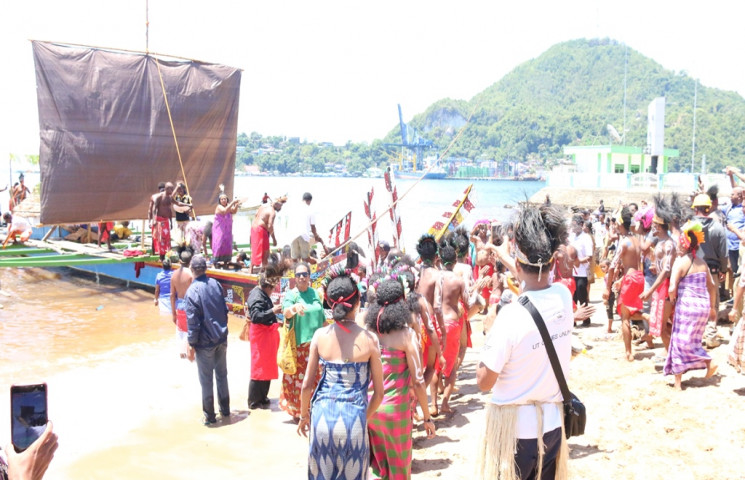 Perahu Tradisional Biak Sandar di Dok II Jayapura